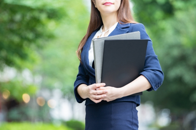 産休後に仕事に最短復帰する女性